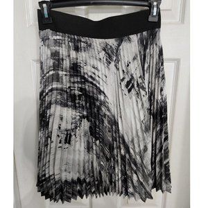 Pleated graphic pattern pull on skirt